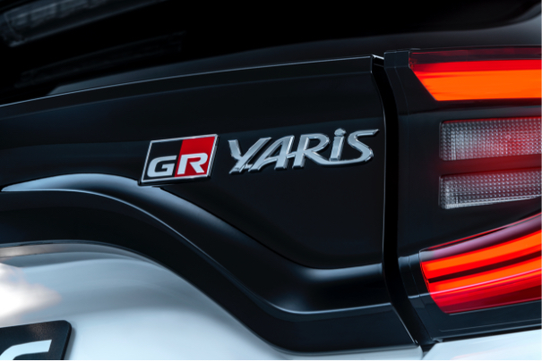 Logo v Toyote Yaris